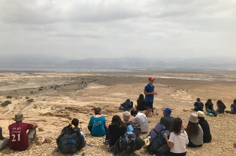 קבוצת מטיילים במדבר